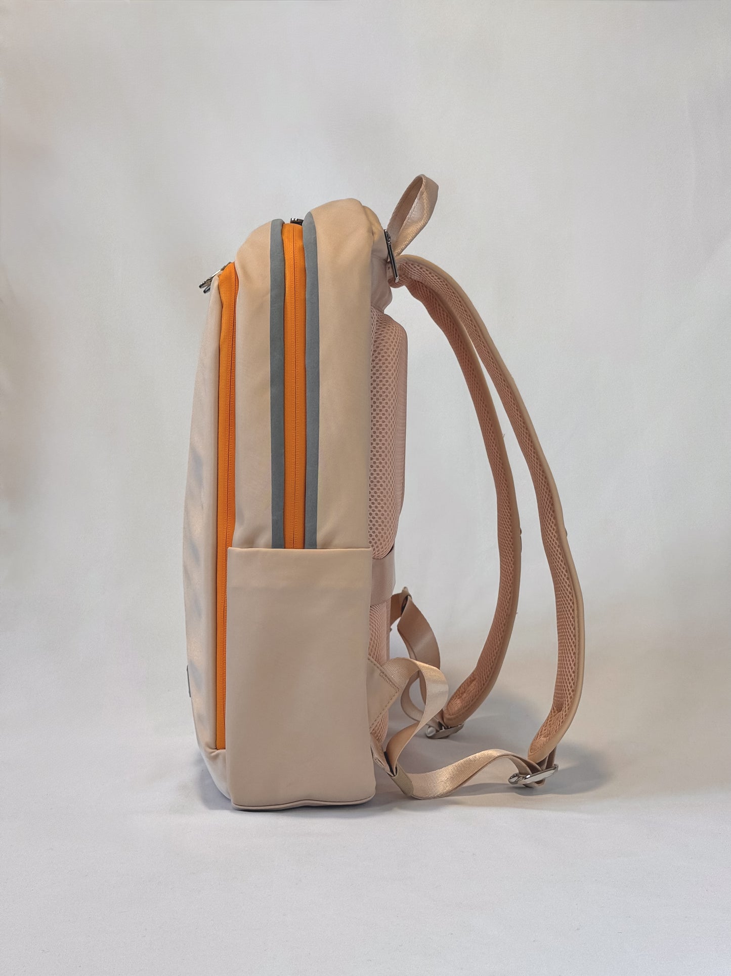 QUNOVAH Lumos Backpack Side Photo