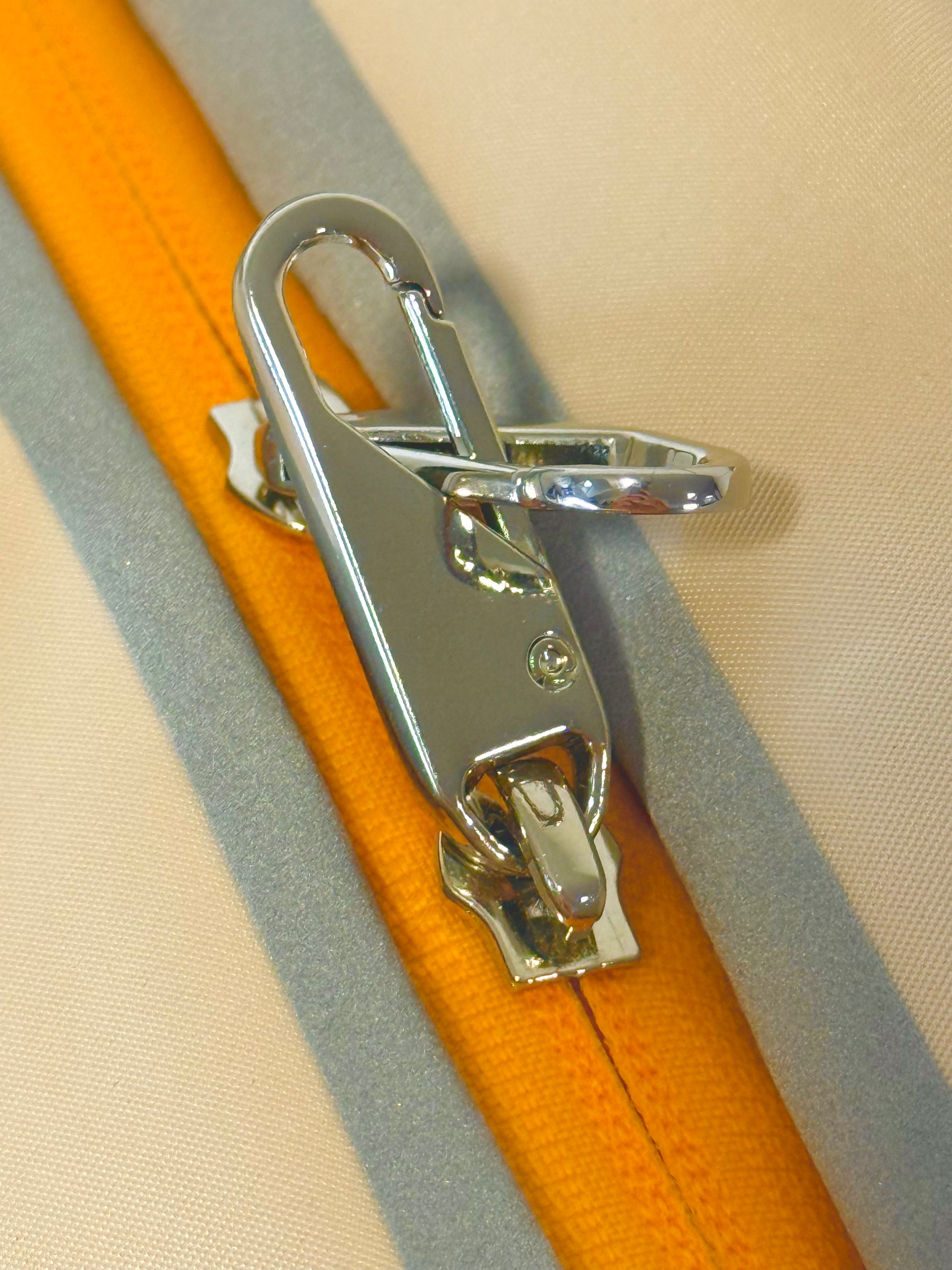 QUNOVAH Lumos Backpack Secure Zipper Lock Photo